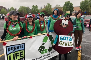 Photo of people at a Donate Life Northwest parade